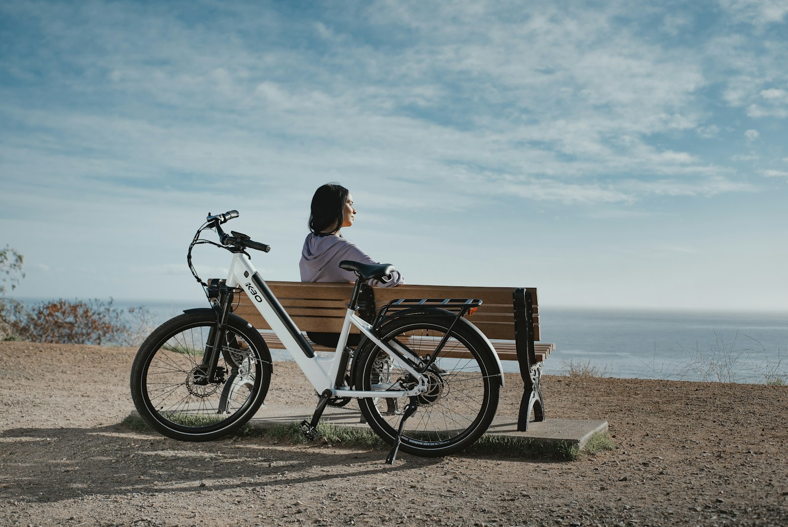 E-Bike an einer Bank mit Blick aufs Meer