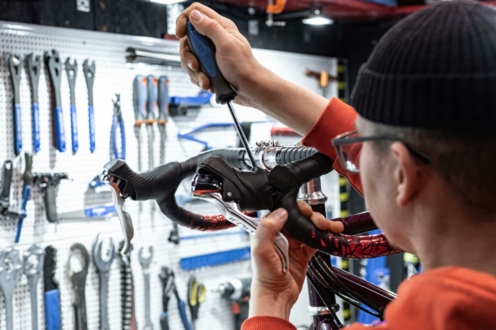 Montage eines E-Bike-Lenkers in der Fahrradwerkstatt